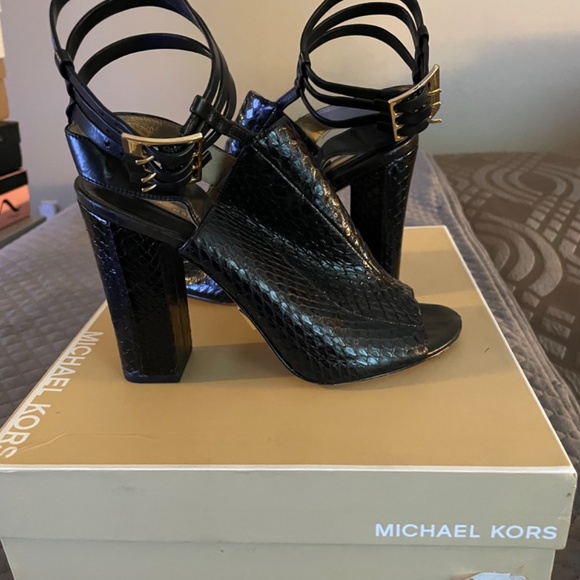 Shoe Craze - Picture 2 of 3